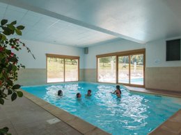 Camping Pas Cher vous présente avec son site Officiel campingpascher.fr, la Résidence Le Birdie - Vacancéole classé 3 étoiles, située sur la commune de Giez dans le département Haute-savoie (Rhône Alpes) en France. La résidence Le Birdie - Vacancéole vous propose un hébergement de type appartement de 65 m² pour 8 personnes (télévision). L'établissement vous propose 12 autres types d'hébergements. Découvrez tous nos séjours à petits prix dans la commune et aux alentours de Giez du département : Haute-savoie (Rhône Alpes). Les Avis clients pour la Résidence Le Birdie - Vacancéole sont excellents avec une note moyenne de 8 sur 10. Piscine couverte, Piscine extérieure, Aire de jeux enfants, Baby-foot, Court de tennis, Flipper, Golf, Ping-pong, Piscine, Pétanque,... En savoir plus : cliquez-ICI.