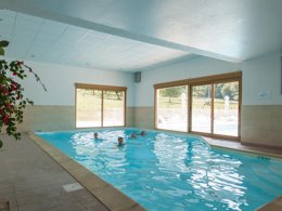 Camping Pas Cher vous présente avec son site Officiel campingpascher.fr, la Résidence Le Birdie - Vacancéole classé 3 étoiles, située sur la commune de Giez dans le département Haute-savoie (Rhône Alpes) en France. La résidence Le Birdie - Vacancéole vous propose un hébergement de type appartement de 120 m² pour 1 personne (télévision). L'établissement vous propose 12 autres types d'hébergements. Découvrez tous nos séjours à petits prix dans la commune et aux alentours de Giez du département : Haute-savoie (Rhône Alpes). Les Avis clients pour la Résidence Le Birdie - Vacancéole sont excellents avec une note moyenne de 8 sur 10. Piscine couverte, Piscine extérieure, Aire de jeux enfants, Baby-foot, Court de tennis, Flipper, Golf, Ping-pong, Piscine, Pétanque,... En savoir plus : cliquez-ICI.