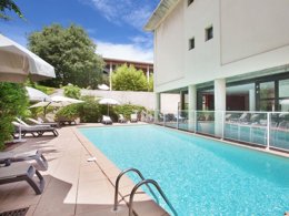 Camping Pas Cher vous présente avec son site Officiel campingpascher.fr, la Résidence Appart'hôtel Odalys City Les Floridianes classé 4 étoiles, située sur la commune de Aix En Provence dans le département Bouches-du-rhône (Provence-alpes-côte D'azur) en France. La résidence Appart'hôtel Odalys City Les Floridianes vous propose un hébergement de type studio de 23 m² (télévision). L'établissement vous propose 3 autres types d'hébergements. Découvrez tous nos séjours à petits prix dans la commune et aux alentours de Aix En Provence du département : Bouches-du-rhône (Provence-alpes-côte D'azur). Les Avis clients pour la Résidence Appart'hôtel Odalys City Les Floridianes sont excellents avec une note moyenne de 9 sur 10. Piscine chauffée, Piscine extérieure, Court de tennis, Golf, Buffet, Supermarché,... En savoir plus : cliquez-ICI.