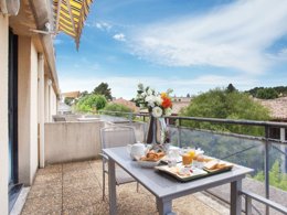 Camping Pas Cher vous présente avec son site Officiel campingpascher.fr, la Résidence Appart'hôtel Odalys City Les Floridianes classé 4 étoiles, située sur la commune de Aix En Provence dans le département Bouches-du-rhône (Provence-alpes-côte D'azur) en France. La résidence Appart'hôtel Odalys City Les Floridianes, vous présente un hébergement de type studio de 23 m² et télévision. La résidence Appart'hôtel Odalys City Les Floridianes vous propose du sam. 20 décembre au sam. 27 décembre 2025, en promotion à -19% pour 7 nuits à 509,60 € au lieu de 637,0 € soit une Économie de 127,40 €. Cette location propose 3 dates différentes pour réserver votre séjour. Découvrez également les 3 autres gammes d'hébergements de la résidence. Les Avis clients pour la Résidence Appart'hôtel Odalys City Les Floridianes sont excellents avec une note moyenne de 9 sur 10. Piscine chauffée, Piscine extérieure, Court de tennis, Golf, Buffet, Supermarché,... En savoir plus : cliquez-ICI.