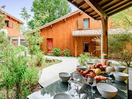 Camping Pas Cher vous présente avec son site Officiel campingpascher.fr, la Résidence Les Rives Du Lac classé 3 étoiles, située sur la commune de Lacanau dans le département Gironde (Aquitaine) en France. La résidence Les Rives Du Lac vous propose un hébergement de type appartement de 43 m² pour 2 personnes (télévision). L'établissement vous propose 5 autres types d'hébergements. Découvrez tous nos séjours à petits prix dans la commune et aux alentours de Lacanau du département : Gironde (Aquitaine). Les Avis clients pour la Résidence Les Rives Du Lac sont excellents avec une note moyenne de 9 sur 10. Piscine extérieure, Pédalo, Voile,... En savoir plus : cliquez-ICI.