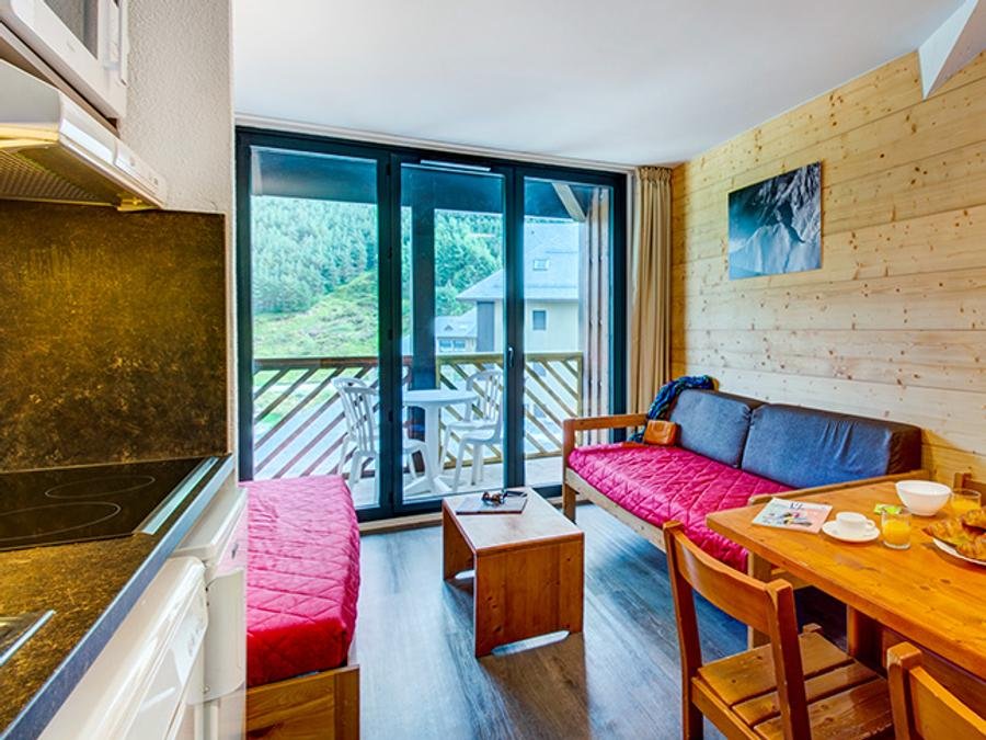 Camping Pas Cher vous présente avec son site Officiel campingpascher.fr, la Résidence Privilège - Vacancéole classé 3 étoiles, située sur la commune de Peyragudes dans le département Hautes-pyrénées (Midi Pyrénées) en France. La résidence Privilège - Vacancéole, vous présente un hébergement de type studio de 25 m² pour 4 personnes et télévision. La résidence Privilège - Vacancéole vous propose du sam. 04 juillet au sam. 11 juillet 2026, en promotion à -29% pour 7 nuits à 234,60 € au lieu de 332,53 € soit une Économie de 97,93 €. Cette location propose 6 dates différentes pour réserver votre séjour. Découvrez également les 7 autres gammes d'hébergements de la résidence. Les Avis clients pour la Résidence Privilège - Vacancéole sont excellents avec une note moyenne de 8 sur 10. Piscine chauffée, Piscine couverte, Canoë-kayak, Cyclisme, Paddle, Randonnée,... En savoir plus : cliquez-ICI.