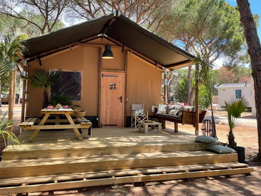 Camping Pas Cher vous présente avec son site Officiel campingpascher.fr, le Camping Taiga Conil, situé sur la commune de Conil De La Frontera dans le département Cadix (Andalousie) en Espagne. Le camping Taiga Conil vous propose un hébergement de type tente de 25 m² pour 1 personne. L'établissement vous propose 6 autres types d'hébergements. Découvrez tous nos séjours à petits prix dans la commune et aux alentours de Conil De La Frontera du département : Cadix (Andalousie). Les Avis clients pour le Camping Taiga Conil sont excellents avec une note moyenne de 9 sur 10. Piscine extérieure, Animation enfants, Animations familiales, Centre équestre, Court de tennis, Surf, Bar,... En savoir plus : cliquez-ICI.