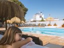 Camping Pas Cher vous présente avec son site Officiel campingpascher.fr, le Camping Taiga Conil, situé sur la commune de Conil De La Frontera dans le département Cadix (Andalousie) en Espagne. Le camping Taiga Conil vous propose un hébergement de type tente de 25 m². L'établissement vous propose 6 autres types d'hébergements. Découvrez tous nos séjours à petits prix dans la commune et aux alentours de Conil De La Frontera du département : Cadix (Andalousie). Les Avis clients pour le Camping Taiga Conil sont excellents avec une note moyenne de 9 sur 10. Piscine extérieure, Animation enfants, Animations familiales, Centre équestre, Court de tennis, Surf, Bar,... En savoir plus : cliquez-ICI.