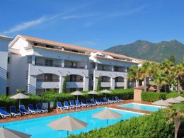 Camping Pas Cher vous présente avec son site Officiel campingpascher.fr, la Résidence Sognu Di Rena - Vacancéole, située sur la commune de San Nicolao dans le département Corse Du Nord (Corse) en France. La résidence Sognu Di Rena - Vacancéole, vous présente un hébergement de type appartement de 55 m² pour 6 personnes avec climatisation et télévision. La résidence Sognu Di Rena - Vacancéole vous proposeun séjour PAS CHER avec une REMISEdu sam. 16 mai au sam. 23 mai 2026, en promotion à -33% pour 7 nuits à 325,60 € au lieu de 490,36 € soit une Économie de 164,76 €. Cette location propose 119 dates différentes pour réserver votre séjour. Découvrez également les 5 autres gammes d'hébergements de la résidence. Les Avis clients pour la Résidence Sognu Di Rena - Vacancéole sont excellents avec une note moyenne de 8 sur 10. Mer, Piscine extérieure, Aire de jeux enfants, Jet-ski, Ping-pong, Randonnée, Surf, Voile, Bar, Snack/Bar,... En savoir plus : cliquez-ICI.