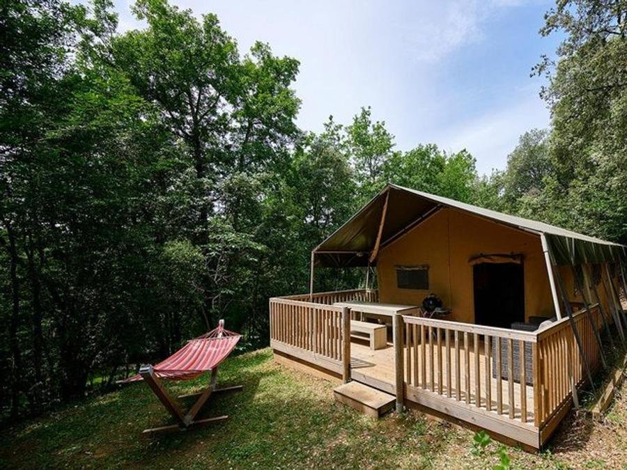 Camping Pas Cher vous présente avec son site Officiel campingpascher.fr, le Camping Le Pech Charmant classé 4 étoiles, situé sur la commune de Les Eyzies De Tayac Sireuil dans le département Dordogne (Aquitaine) en France. Le camping Le Pech Charmant, vous présente un hébergement de type tente de 50 m² pour 2 personnes. Le camping Le Pech Charmant vous propose du vendredi 05 juin au vendredi 12 juin 2026 avec un DÉPART DEMAIN pour 7 nuits à 319€. Cette location propose 48 dates différentes pour réserver votre séjour. Découvrez également les 11 autres gammes d'hébergements du camping. Les Avis clients pour le Camping Le Pech Charmant sont excellents avec une note moyenne de 10 sur 10. Bassin enfant, Piscine extérieure, Animation enfants, Animations familiales, Aire de jeux enfants, Centre équestre, Ping-pong, Pétanque, Randonnée, Terrain de football, Terrain de volley-ball, Terrain multisports, Bar, Brasserie, Dépôt de pain, Restaurant,... En savoir plus : cliquez-ICI.