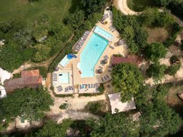 Camping Pas Cher vous présente avec son site Officiel campingpascher.fr, le Camping Le Pech Charmant classé 4 étoiles, situé sur la commune de Les Eyzies De Tayac Sireuil dans le département Dordogne (Aquitaine) en France. Le camping Le Pech Charmant, vous présente un hébergement de type tente de 48 m² pour 2 personnes. Le camping Le Pech Charmant vous propose du mardi 07 avril au mardi 14 avril 2026 pour 7 nuits à 277€. Cette location propose 116 dates différentes pour réserver votre séjour. Découvrez également les 12 autres gammes d'hébergements du camping. Les Avis clients pour le Camping Le Pech Charmant sont excellents avec une note moyenne de 10 sur 10. Bassin enfant, Piscine extérieure, Animation enfants, Animations familiales, Aire de jeux enfants, Centre équestre, Ping-pong, Pétanque, Randonnée, Terrain de football, Terrain de volley-ball, Terrain multisports, Bar, Brasserie, Dépôt de pain, Restaurant,... En savoir plus : cliquez-ICI.