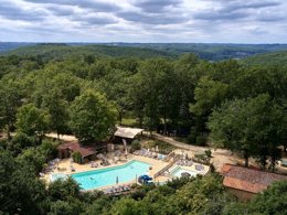 Camping Pas Cher vous présente avec son site Officiel campingpascher.fr, le Camping Le Pech Charmant classé 4 étoiles, situé sur la commune de Les Eyzies De Tayac Sireuil dans le département Dordogne (Aquitaine) en France. Le camping Le Pech Charmant, vous présente un hébergement de type tente de 50 m² pour 2 personnes. Le camping Le Pech Charmant vous propose du mardi 07 avril au mardi 14 avril 2026 pour 7 nuits à 277€. Cette location propose 123 dates différentes pour réserver votre séjour. Découvrez également les 12 autres gammes d'hébergements du camping. Les Avis clients pour le Camping Le Pech Charmant sont excellents avec une note moyenne de 10 sur 10. Bassin enfant, Piscine extérieure, Animation enfants, Animations familiales, Aire de jeux enfants, Centre équestre, Ping-pong, Pétanque, Randonnée, Terrain de football, Terrain de volley-ball, Terrain multisports, Bar, Brasserie, Dépôt de pain, Restaurant,... En savoir plus : cliquez-ICI.