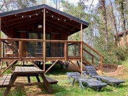 Camping Pas Cher vous présente avec son site Officiel campingpascher.fr, le Camping Le Pech Charmant classé 4 étoiles, situé sur la commune de Les Eyzies De Tayac Sireuil dans le département Dordogne (Aquitaine) en France. Le camping Le Pech Charmant vous propose un hébergement de type bungalow de 40 m² pour 6 personnes. L'établissement vous propose 12 autres types d'hébergements. Découvrez tous nos séjours à petits prix dans la commune et aux alentours de Les Eyzies De Tayac Sireuil du département : Dordogne (Aquitaine). Les Avis clients pour le Camping Le Pech Charmant sont excellents avec une note moyenne de 10 sur 10. Bassin enfant, Piscine extérieure, Animation enfants, Animations familiales, Aire de jeux enfants, Centre équestre, Ping-pong, Pétanque, Randonnée, Terrain de football, Terrain de volley-ball, Terrain multisports, Bar, Brasserie, Dépôt de pain, Restaurant,... En savoir plus : cliquez-ICI.