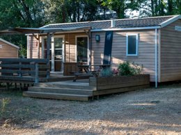 Camping Pas Cher vous présente avec son site Officiel campingpascher.fr, le Camping Le Pech Charmant classé 4 étoiles, situé sur la commune de Les Eyzies De Tayac Sireuil dans le département Dordogne (Aquitaine) en France. Le camping Le Pech Charmant vous propose un hébergement de type mobil-home de 25 m² pour 2 personnes. L'établissement vous propose 12 autres types d'hébergements. Découvrez tous nos séjours à petits prix dans la commune et aux alentours de Les Eyzies De Tayac Sireuil du département : Dordogne (Aquitaine). Les Avis clients pour le Camping Le Pech Charmant sont excellents avec une note moyenne de 10 sur 10. Bassin enfant, Piscine extérieure, Animation enfants, Animations familiales, Aire de jeux enfants, Centre équestre, Ping-pong, Pétanque, Randonnée, Terrain de football, Terrain de volley-ball, Terrain multisports, Bar, Brasserie, Dépôt de pain, Restaurant,... En savoir plus : cliquez-ICI.