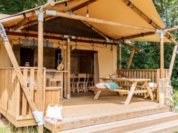 Camping Pas Cher vous présente avec son site Officiel campingpascher.fr, le Camping Le Pech Charmant classé 4 étoiles, situé sur la commune de Les Eyzies De Tayac Sireuil dans le département Dordogne (Aquitaine) en France. Le camping Le Pech Charmant, vous présente un hébergement de type tente de 55 m² pour 1 personne. Le camping Le Pech Charmant vous propose du mardi 07 avril au mardi 14 avril 2026 pour 7 nuits à 347€. Cette location propose 108 dates différentes pour réserver votre séjour. Découvrez également les 12 autres gammes d'hébergements du camping. Les Avis clients pour le Camping Le Pech Charmant sont excellents avec une note moyenne de 10 sur 10. Bassin enfant, Piscine extérieure, Animation enfants, Animations familiales, Aire de jeux enfants, Centre équestre, Ping-pong, Pétanque, Randonnée, Terrain de football, Terrain de volley-ball, Terrain multisports, Bar, Brasserie, Dépôt de pain, Restaurant,... En savoir plus : cliquez-ICI.
