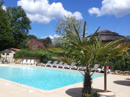 Camping Pas Cher vous présente avec son site Officiel campingpascher.fr, le Camping Le Pech Charmant classé 4 étoiles, situé sur la commune de Les Eyzies De Tayac Sireuil dans le département Dordogne (Aquitaine) en France. Le camping Le Pech Charmant, vous présente un hébergement de type mobil-home de 31 m². Le camping Le Pech Charmant vous propose du mardi 07 avril au mardi 14 avril 2026 pour 7 nuits à 263€. Cette location propose 123 dates différentes pour réserver votre séjour. Découvrez également les 12 autres gammes d'hébergements du camping. Les Avis clients pour le Camping Le Pech Charmant sont excellents avec une note moyenne de 10 sur 10. Bassin enfant, Piscine extérieure, Animation enfants, Animations familiales, Aire de jeux enfants, Centre équestre, Ping-pong, Pétanque, Randonnée, Terrain de football, Terrain de volley-ball, Terrain multisports, Bar, Brasserie, Dépôt de pain, Restaurant,... En savoir plus : cliquez-ICI.