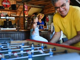 Camping Pas Cher vous présente avec son site Officiel campingpascher.fr, le Camping Le Pech Charmant classé 4 étoiles, situé sur la commune de Les Eyzies De Tayac Sireuil dans le département Dordogne (Aquitaine) en France. Le camping Le Pech Charmant, vous présente un hébergement de type tente en toile et bois de 35 m² pour 4 personnes. Le camping Le Pech Charmant vous propose du mardi 07 avril au mardi 14 avril 2026 pour 7 nuits à 242€. Cette location propose 123 dates différentes pour réserver votre séjour. Découvrez également les 12 autres gammes d'hébergements du camping. Les Avis clients pour le Camping Le Pech Charmant sont excellents avec une note moyenne de 10 sur 10. Bassin enfant, Piscine extérieure, Animation enfants, Animations familiales, Aire de jeux enfants, Centre équestre, Ping-pong, Pétanque, Randonnée, Terrain de football, Terrain de volley-ball, Terrain multisports, Bar, Brasserie, Dépôt de pain, Restaurant,... En savoir plus : cliquez-ICI.