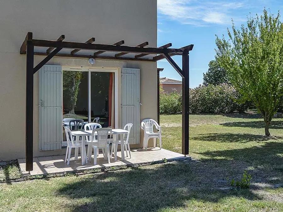 Camping Pas Cher vous présente avec son site Officiel campingpascher.fr, la Résidence Sun Hols Les Rives Du Lac - Vacancéole classé 3 étoiles, située sur la commune de Saint Saturnin Les Avignon dans le département Vaucluse (Provence Alpes Côte D'azur) en France. La résidence Sun Hols Les Rives Du Lac - Vacancéole, vous présente un hébergement de type maison de 40 m² pour 6 personnes avec climatisation et télévision. La résidence Sun Hols Les Rives Du Lac - Vacancéole vous propose du sam. 26 septembre au sam. 03 octobre 2026, en promotion à -25% pour 7 nuits à 369 € au lieu de 492,0 € soit une Économie de 123 €. Cette location propose 88 dates différentes pour réserver votre séjour. Découvrez également les 5 autres gammes d'hébergements de la résidence. Les Avis clients pour la Résidence Sun Hols Les Rives Du Lac - Vacancéole sont excellents avec une note moyenne de 8 sur 10. Piscine chauffée, Piscine extérieure, Aire de jeux enfants, Ping-pong, Pétanque, Randonnée,... En savoir plus : cliquez-ICI.