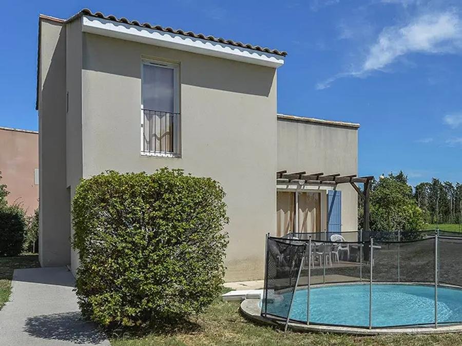Camping Pas Cher vous présente avec son site Officiel campingpascher.fr, la Résidence Sun Hols Les Rives Du Lac - Vacancéole classé 3 étoiles, située sur la commune de Saint Saturnin Les Avignon dans le département Vaucluse (Provence Alpes Côte D'azur) en France. La résidence Sun Hols Les Rives Du Lac - Vacancéole, vous présente un hébergement de type villa de 95 m² pour 8 personnes avec climatisation et télévision. La résidence Sun Hols Les Rives Du Lac - Vacancéole vous propose du sam. 26 septembre au sam. 03 octobre 2026, en promotion à -25% pour 7 nuits à 455,25 € au lieu de 607,0 € soit une Économie de 151,75 €. Cette location propose 66 dates différentes pour réserver votre séjour. Découvrez également les 5 autres gammes d'hébergements de la résidence. Les Avis clients pour la Résidence Sun Hols Les Rives Du Lac - Vacancéole sont excellents avec une note moyenne de 8 sur 10. Piscine chauffée, Piscine extérieure, Aire de jeux enfants, Ping-pong, Pétanque, Randonnée,... En savoir plus : cliquez-ICI.