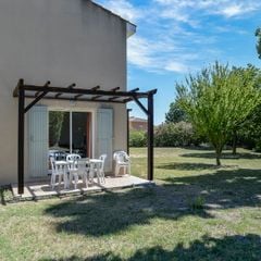 Camping Pas Cher vous présente avec son site Officiel campingpascher.fr, la Résidence Sun Hols Les Rives Du Lac classé 3 étoiles, située sur la commune de Saint Saturnin Les Avignon dans le département Vaucluse (Provence Alpes Côte D'azur) en France. La résidence Sun Hols Les Rives Du Lac vous propose un hébergement de type maison de 90 m² pour 2 personnes avec climatisation (télévision). L'établissement vous propose 3 autres types d'hébergements. Découvrez tous nos séjours à petits prix dans la commune et aux alentours de Saint Saturnin Les Avignon du département : Vaucluse (Provence Alpes Côte D'azur). Les Avis clients pour la Résidence Sun Hols Les Rives Du Lac sont excellents avec une note moyenne de 8 sur 10. Piscine chauffée, Piscine extérieure, Aire de jeux enfants, Pétanque, Randonnée, Salle de jeux vidéo,... En savoir plus : cliquez-ICI.