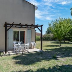 Camping Pas Cher vous présente avec son site Officiel campingpascher.fr, la Résidence Sun Hols Les Rives Du Lac classé 3 étoiles, située sur la commune de Saint Saturnin Les Avignon dans le département Vaucluse (Provence Alpes Côte D'azur) en France. La résidence Sun Hols Les Rives Du Lac vous propose un hébergement de type maison avec climatisation (télévision). L'établissement vous propose 3 autres types d'hébergements. Découvrez tous nos séjours à petits prix dans la commune et aux alentours de Saint Saturnin Les Avignon du département : Vaucluse (Provence Alpes Côte D'azur). Les Avis clients pour la Résidence Sun Hols Les Rives Du Lac sont excellents avec une note moyenne de 8 sur 10. Piscine chauffée, Piscine extérieure, Aire de jeux enfants, Pétanque, Randonnée, Salle de jeux vidéo,... En savoir plus : cliquez-ICI.