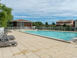 Camping Pas Cher vous présente avec son site Officiel campingpascher.fr, la Résidence Sun Hols Les Rives Du Lac classé 3 étoiles, située sur la commune de Saint Saturnin Les Avignon dans le département Vaucluse (Provence-alpes-côte D'azur) en France. La résidence Sun Hols Les Rives Du Lac vous propose un hébergement de type villa de 90 m² avec climatisation. L'établissement vous propose 6 autres types d'hébergements. Découvrez tous nos séjours à petits prix dans la commune et aux alentours de Saint Saturnin Les Avignon du département : Vaucluse (Provence-alpes-côte D'azur). Les Avis clients pour la Résidence Sun Hols Les Rives Du Lac sont excellents avec une note moyenne de 8 sur 10. Piscine chauffée, Piscine extérieure, Aire de jeux enfants, Pétanque, Randonnée, Salle de jeux vidéo,... En savoir plus : cliquez-ICI.