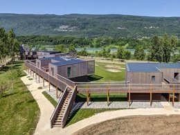 Camping Pas Cher vous présente avec son site Officiel campingpascher.fr, la Résidence Village Des Oiseaux - Vacancéole classé 3 étoiles, située sur la commune de Motz dans le département Savoie (Rhône Alpes) en France. La résidence Village Des Oiseaux - Vacancéole vous propose un hébergement de type chambre (télévision). L'établissement vous propose 6 autres types d'hébergements. Découvrez tous nos séjours à petits prix dans la commune et aux alentours de Motz du département : Savoie (Rhône Alpes). Les Avis clients pour la Résidence Village Des Oiseaux - Vacancéole sont excellents avec une note moyenne de 8 sur 10. Club enfants, Canoë-kayak, Cyclisme, Paddle, Randonnée, Voile,... En savoir plus : cliquez-ICI.