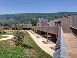 Camping Pas Cher vous présente avec son site Officiel campingpascher.fr, la Résidence Village Des Oiseaux - Vacancéole, située sur la commune de Motz dans le département Savoie (Rhône Alpes) en France. La résidence Village Des Oiseaux - Vacancéole, vous présente un hébergement de type appartement de 66 m² pour 8 personnes et télévision. La résidence Village Des Oiseaux - Vacancéole vous propose du sam. 26 septembre au sam. 03 octobre 2026, en promotion à -29% pour 7 nuits à 685,10 € au lieu de 971,08 € soit une Économie de 285,98 €. Cette location propose 105 dates différentes pour réserver votre séjour. Découvrez également les 6 autres gammes d'hébergements de la résidence. Les Avis clients pour la Résidence Village Des Oiseaux - Vacancéole sont excellents avec une note moyenne de 9 sur 10. Club enfants, Canoë-kayak, Cyclisme, Paddle, Randonnée, Voile,... En savoir plus : cliquez-ICI.