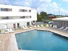 Camping Pas Cher vous présente avec son site Officiel campingpascher.fr, la Résidence Le Terral - Vacancéole classé 3 étoiles, située sur la commune de Saint Jean De Vedas dans le département Hérault (Languedoc Roussillon) en France. La résidence Le Terral - Vacancéole, vous présente un hébergement de type studio de 25 m² avec climatisation et télévision. La résidence Le Terral - Vacancéole vous proposeun séjour PAS CHER avec une REMISEdu sam. 05 septembre au sam. 12 septembre 2026, en promotion à -33% pour 7 nuits à 259,20 € au lieu de 390,36 € soit une Économie de 131,16 €. Cette location propose 31 dates différentes pour réserver votre séjour. Découvrez également les 5 autres gammes d'hébergements de la résidence. Les Avis clients pour la Résidence Le Terral - Vacancéole sont de 7 sur 10. Piscine chauffée, Piscine extérieure, Salle de fitness, Boulangerie,... En savoir plus : cliquez-ICI.