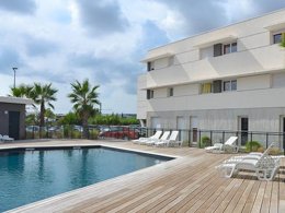 Camping Pas Cher vous présente avec son site Officiel campingpascher.fr, la Résidence Le Terral - Vacancéole classé 3 étoiles, située sur la commune de Saint Jean De Vedas dans le département Hérault (Languedoc Roussillon) en France. La résidence Le Terral - Vacancéole, vous présente un hébergement de type studio de 25 m² avec climatisation et télévision. La résidence Le Terral - Vacancéole vous proposeun séjour PAS CHER avec une REMISEdu sam. 05 septembre au sam. 12 septembre 2026, en promotion à -33% pour 7 nuits à 259,20 € au lieu de 390,36 € soit une Économie de 131,16 €. Cette location propose 31 dates différentes pour réserver votre séjour. Découvrez également les 5 autres gammes d'hébergements de la résidence. Les Avis clients pour la Résidence Le Terral - Vacancéole sont de 7 sur 10. Piscine chauffée, Piscine extérieure, Salle de fitness, Boulangerie,... En savoir plus : cliquez-ICI.