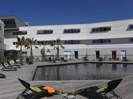 Camping Pas Cher vous présente avec son site Officiel campingpascher.fr, la Résidence Le Terral - Vacancéole classé 3 étoiles, située sur la commune de Saint Jean De Vedas dans le département Hérault (Languedoc Roussillon) en France. La résidence Le Terral - Vacancéole, vous présente un hébergement de type studio de 25 m² pour 2 personnes et télévision. La résidence Le Terral - Vacancéole vous proposeun séjour PAS CHER avec une REMISEdu sam. 05 septembre au sam. 12 septembre 2026, en promotion à -33% pour 7 nuits à 259,20 € au lieu de 390,36 € soit une Économie de 131,16 €. Cette location propose 117 dates différentes pour réserver votre séjour. Découvrez également les 5 autres gammes d'hébergements de la résidence. Les Avis clients pour la Résidence Le Terral - Vacancéole sont de 7 sur 10. Piscine chauffée, Piscine extérieure, Salle de fitness, Boulangerie,... En savoir plus : cliquez-ICI.