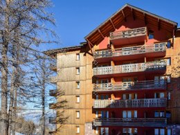 Camping Pas Cher vous présente avec son site Officiel campingpascher.fr, la Résidence Vega classé 2 étoiles, située sur la commune de Risoul dans le département Hautes-alpes (Provence-alpes-côte D'azur) en France. La résidence Vega vous propose un hébergement de type studio (télévision). L'établissement vous propose 7 autres types d'hébergements. Découvrez tous nos séjours à petits prix dans la commune et aux alentours de Risoul du département : Hautes-alpes (Provence-alpes-côte D'azur). Les Avis clients pour la Résidence Vega sont excellents avec une note moyenne de 8 sur 10. Randonnée,... En savoir plus : cliquez-ICI.