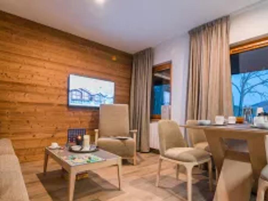 Camping Pas Cher vous présente avec son site Officiel campingpascher.fr, la Résidence Les Portes De Megève - Vacancéole, située sur la commune de Praz Sur Arly dans le département Haute-savoie (Rhône Alpes) en France. La résidence Les Portes De Megève - Vacancéole vous propose un hébergement de type appartement de 36 m² pour 4 personnes (télévision). L'établissement vous propose 14 autres types d'hébergements. Découvrez tous nos séjours à petits prix dans la commune et aux alentours de Praz Sur Arly du département : Haute-savoie (Rhône Alpes). Les Avis clients pour la Résidence Les Portes De Megève - Vacancéole sont excellents avec une note moyenne de 9 sur 10. Lac, Baby-foot, Ping-pong, Piscine, Salle de fitness,... En savoir plus : cliquez-ICI.