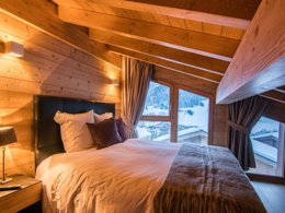 Camping Pas Cher vous présente avec son site Officiel campingpascher.fr, la Résidence Les Portes De Megève - Vacancéole, située sur la commune de Praz Sur Arly dans le département Haute-savoie (Rhône Alpes) en France. La résidence Les Portes De Megève - Vacancéole vous propose un hébergement de type chalet de 200 m² pour 2 personnes (télévision). L'établissement vous propose 14 autres types d'hébergements. Découvrez tous nos séjours à petits prix dans la commune et aux alentours de Praz Sur Arly du département : Haute-savoie (Rhône Alpes). Les Avis clients pour la Résidence Les Portes De Megève - Vacancéole sont excellents avec une note moyenne de 9 sur 10. Lac, Baby-foot, Ping-pong, Piscine, Salle de fitness,... En savoir plus : cliquez-ICI.