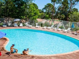 Camping Pas Cher vous présente avec son site Officiel campingpascher.fr, la Résidence Lisa Maria classé 3 étoiles, située sur la commune de Sari Solenzara dans le département Corse Du Sud (Corse) en France. La résidence Lisa Maria vous propose un hébergement de type maison de 37 m² pour 4 personnes avec climatisation (télévision). L'établissement vous propose 5 autres types d'hébergements. Découvrez tous nos séjours à petits prix dans la commune et aux alentours de Sari Solenzara du département : Corse Du Sud (Corse). Les Avis clients pour la Résidence Lisa Maria sont excellents avec une note moyenne de 8 sur 10. MerRivière, Piscine extérieure, Aire de jeux enfants, Centre équestre, Cyclisme, Jet-ski, Plongée, Randonnée, Bar,... En savoir plus : cliquez-ICI.