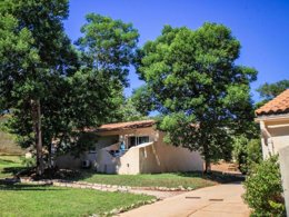 Camping Pas Cher vous présente avec son site Officiel campingpascher.fr, la Résidence Lisa Maria - Vacancéole classé 3 étoiles, située sur la commune de Sari Solenzara dans le département Corse Du Sud (Corse) en France. La résidence Lisa Maria - Vacancéole, vous présente un hébergement de type maison de 30 m² pour 1 personne avec climatisation et télévision. La résidence Lisa Maria - Vacancéole vous propose du sam. 09 mai au sam. 16 mai 2026, en promotion à -29% pour 7 nuits à 499,80 € au lieu de 708,43 € soit une Économie de 208,63 €. Cette location propose 41 dates différentes pour réserver votre séjour. Découvrez également les 5 autres gammes d'hébergements de la résidence. Les Avis clients pour la Résidence Lisa Maria - Vacancéole sont excellents avec une note moyenne de 8 sur 10. MerRivière, Piscine extérieure, Aire de jeux enfants, Centre équestre, Cyclisme, Jet-ski, Plongée, Randonnée, Bar,... En savoir plus : cliquez-ICI.