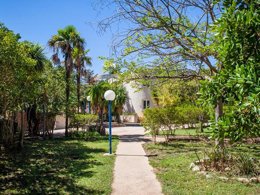 Camping Pas Cher vous présente avec son site Officiel campingpascher.fr, la Résidence Lisa Maria - Vacancéole classé 3 étoiles, située sur la commune de Sari Solenzara dans le département Corse Du Sud (Corse) en France. La résidence Lisa Maria - Vacancéole, vous présente un hébergement de type maison de 40 m² avec climatisation et télévision. La résidence Lisa Maria - Vacancéole vous propose du sam. 09 mai au sam. 16 mai 2026, en promotion à -29% pour 7 nuits à 807,49 € au lieu de 1144,58 € soit une Économie de 337,09 €. Cette location propose 33 dates différentes pour réserver votre séjour. Découvrez également les 5 autres gammes d'hébergements de la résidence. Les Avis clients pour la Résidence Lisa Maria - Vacancéole sont excellents avec une note moyenne de 8 sur 10. MerRivière, Piscine extérieure, Aire de jeux enfants, Centre équestre, Cyclisme, Jet-ski, Plongée, Randonnée, Bar,... En savoir plus : cliquez-ICI.