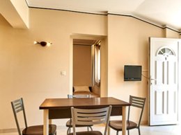 Camping Pas Cher vous présente avec son site Officiel campingpascher.fr, la Résidence Lisa Maria - Vacancéole classé 3 étoiles, située sur la commune de Sari Solenzara dans le département Corse Du Sud (Corse) en France. La résidence Lisa Maria - Vacancéole, vous présente un hébergement de type maison de 30 m² avec climatisation et télévision. La résidence Lisa Maria - Vacancéole vous propose du sam. 09 mai au sam. 16 mai 2026, en promotion à -29% pour 7 nuits à 423,30 € au lieu de 600,0 € soit une Économie de 176,70 €. Cette location propose 41 dates différentes pour réserver votre séjour. Découvrez également les 5 autres gammes d'hébergements de la résidence. Les Avis clients pour la Résidence Lisa Maria - Vacancéole sont excellents avec une note moyenne de 8 sur 10. MerRivière, Piscine extérieure, Aire de jeux enfants, Centre équestre, Cyclisme, Jet-ski, Plongée, Randonnée, Bar,... En savoir plus : cliquez-ICI.