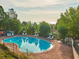 Camping Pas Cher vous présente avec son site Officiel campingpascher.fr, la Résidence Lisa Maria - Vacancéole classé 3 étoiles, située sur la commune de Sari Solenzara dans le département Corse Du Sud (Corse) en France. La résidence Lisa Maria - Vacancéole, vous présente un hébergement de type maison de 30 m² avec climatisation et télévision. La résidence Lisa Maria - Vacancéole vous propose du sam. 09 mai au sam. 16 mai 2026, en promotion à -29% pour 7 nuits à 423,30 € au lieu de 600,0 € soit une Économie de 176,70 €. Cette location propose 41 dates différentes pour réserver votre séjour. Découvrez également les 5 autres gammes d'hébergements de la résidence. Les Avis clients pour la Résidence Lisa Maria - Vacancéole sont excellents avec une note moyenne de 8 sur 10. MerRivière, Piscine extérieure, Aire de jeux enfants, Centre équestre, Cyclisme, Jet-ski, Plongée, Randonnée, Bar,... En savoir plus : cliquez-ICI.