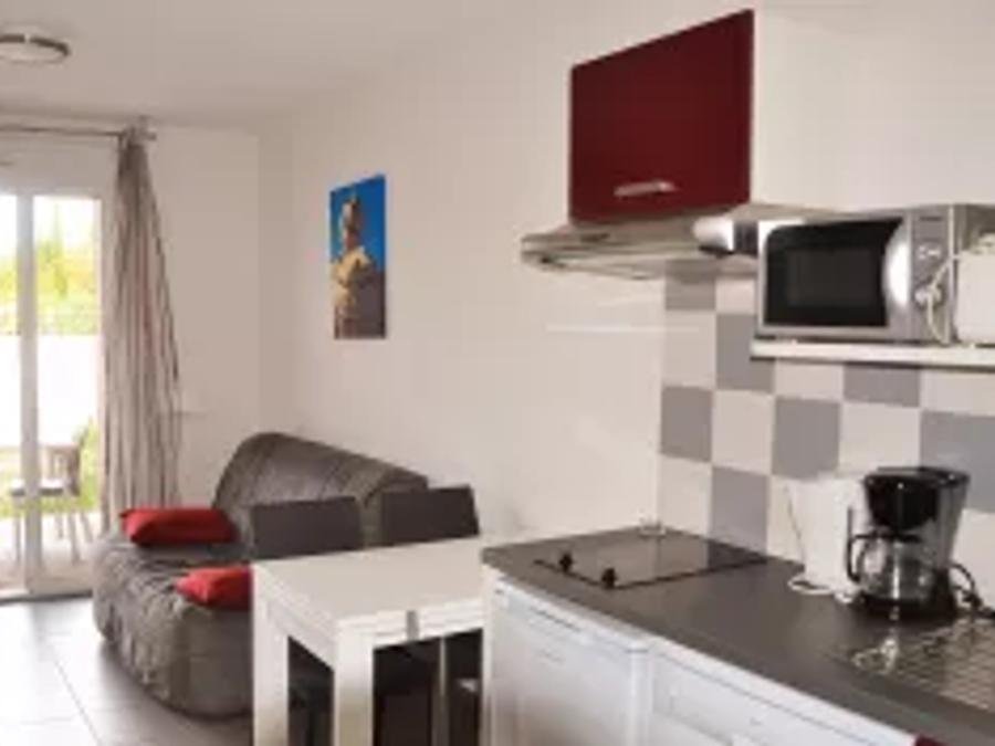 Camping Pas Cher vous présente avec son site Officiel campingpascher.fr, la Résidence Les Demeures De La Massane - Vacancéole classé 3 étoiles, située sur la commune de Argelès-sur-mer dans le département Pyrénées-orientales (Languedoc Roussillon) en France. La résidence Les Demeures De La Massane - Vacancéole, vous présente un hébergement de type studio pour 4 personnes et télévision. La résidence Les Demeures De La Massane - Vacancéole vous propose du vendredi 25 septembre au vendredi 02 octobre 2026, en promotion à -15% pour 7 nuits à 269,45 € au lieu de 317,0 € soit une Économie de 47,55 €. Cette location propose 143 dates différentes pour réserver votre séjour. Découvrez également les 13 autres gammes d'hébergements de la résidence. Les Avis clients pour la Résidence Les Demeures De La Massane - Vacancéole sont excellents avec une note moyenne de 8 sur 10. Piscine extérieure, Animation enfants, Animations familiales, Club enfants, Aire de jeux enfants, Canoë-kayak, Cyclisme, Planche à voile, Plongée, Pétanque, Randonnée, Salle de fitness, Dépôt de pain, Snack/Bar,... En savoir plus : cliquez-ICI.