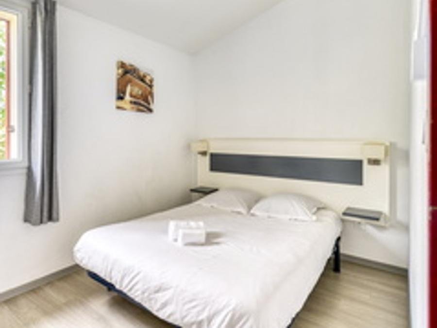 Camping Pas Cher vous présente avec son site Officiel campingpascher.fr, la Résidence Les Demeures De La Massane - Vacancéole classé 3 étoiles, située sur la commune de Argelès-sur-mer dans le département Pyrénées-orientales (Languedoc Roussillon) en France. La résidence Les Demeures De La Massane - Vacancéole, vous présente un hébergement de type maison de 69 m² pour 8 personnes et télévision. La résidence Les Demeures De La Massane - Vacancéole vous propose du jeudi 20 août au jeudi 27 août 2026, en promotion à -10% pour 7 nuits à 1264,49 € au lieu de 1405,0 € soit une Économie de 140,51 €. Cette location propose 4 dates différentes pour réserver votre séjour. Découvrez également les 13 autres gammes d'hébergements de la résidence. Les Avis clients pour la Résidence Les Demeures De La Massane - Vacancéole sont excellents avec une note moyenne de 8 sur 10. Piscine extérieure, Animation enfants, Animations familiales, Club enfants, Aire de jeux enfants, Canoë-kayak, Cyclisme, Planche à voile, Plongée, Pétanque, Randonnée, Salle de fitness, Dépôt de pain, Snack/Bar,... En savoir plus : cliquez-ICI.
