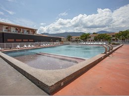 Camping Pas Cher vous présente avec son site Officiel campingpascher.fr, la Résidence Les Demeures De La Massane - Vacancéole classé 3 étoiles, située sur la commune de Argelès-sur-mer dans le département Pyrénées-orientales (Languedoc Roussillon) en France. La résidence Les Demeures De La Massane - Vacancéole, vous présente un hébergement de type studio de 20 m² et télévision. La résidence Les Demeures De La Massane - Vacancéole vous propose du sam. 26 septembre au sam. 03 octobre 2026, en promotion à -15% pour 7 nuits à 230,35 € au lieu de 271,0 € soit une Économie de 40,65 €. Cette location propose 30 dates différentes pour réserver votre séjour. Découvrez également les 13 autres gammes d'hébergements de la résidence. Les Avis clients pour la Résidence Les Demeures De La Massane - Vacancéole sont excellents avec une note moyenne de 8 sur 10. Piscine extérieure, Animation enfants, Animations familiales, Club enfants, Aire de jeux enfants, Canoë-kayak, Cyclisme, Planche à voile, Plongée, Pétanque, Randonnée, Salle de fitness, Dépôt de pain, Snack/Bar,... En savoir plus : cliquez-ICI.