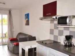 Camping Pas Cher vous présente avec son site Officiel campingpascher.fr, la Résidence Les Demeures De La Massane - Vacancéole classé 3 étoiles, située sur la commune de Argelès-sur-mer dans le département Pyrénées-orientales (Languedoc Roussillon) en France. La résidence Les Demeures De La Massane - Vacancéole, vous présente un hébergement de type studio pour 4 personnes et télévision. La résidence Les Demeures De La Massane - Vacancéole vous propose du sam. 26 septembre au sam. 03 octobre 2026, en promotion à -29% pour 7 nuits à 273,70 € au lieu de 387,95 € soit une Économie de 114,25 €. Cette location propose 211 dates différentes pour réserver votre séjour. Découvrez également les 13 autres gammes d'hébergements de la résidence. Les Avis clients pour la Résidence Les Demeures De La Massane - Vacancéole sont excellents avec une note moyenne de 8 sur 10. Piscine extérieure, Animation enfants, Animations familiales, Club enfants, Aire de jeux enfants, Canoë-kayak, Cyclisme, Planche à voile, Plongée, Pétanque, Randonnée, Salle de fitness, Dépôt de pain, Snack/Bar,... En savoir plus : cliquez-ICI.