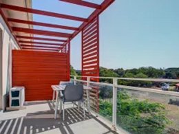 Camping Pas Cher vous présente avec son site Officiel campingpascher.fr, la Résidence Les Demeures De La Massane - Vacancéole classé 3 étoiles, située sur la commune de Argelès-sur-mer dans le département Pyrénées-orientales (Languedoc Roussillon) en France. La résidence Les Demeures De La Massane - Vacancéole, vous présente un hébergement de type appartement de 38 m² pour 4 personnes avec climatisation et télévision. La résidence Les Demeures De La Massane - Vacancéole vous propose du sam. 26 septembre au sam. 03 octobre 2026, en promotion à -29% pour 7 nuits à 325,55 € au lieu de 461,45 € soit une Économie de 135,90 €. Cette location propose 207 dates différentes pour réserver votre séjour. Découvrez également les 13 autres gammes d'hébergements de la résidence. Les Avis clients pour la Résidence Les Demeures De La Massane - Vacancéole sont excellents avec une note moyenne de 8 sur 10. Piscine extérieure, Animation enfants, Animations familiales, Club enfants, Aire de jeux enfants, Canoë-kayak, Cyclisme, Planche à voile, Plongée, Pétanque, Randonnée, Salle de fitness, Dépôt de pain, Snack/Bar,... En savoir plus : cliquez-ICI.