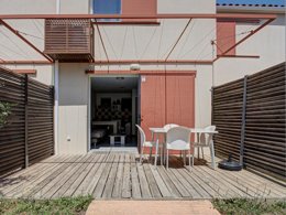 Camping Pas Cher vous présente avec son site Officiel campingpascher.fr, la Résidence Les Demeures De La Massane - Vacancéole classé 3 étoiles, située sur la commune de Argelès-sur-mer dans le département Pyrénées-orientales (Languedoc Roussillon) en France. La résidence Les Demeures De La Massane - Vacancéole, vous présente un hébergement de type studio de 30 m² et télévision. La résidence Les Demeures De La Massane - Vacancéole vous propose du sam. 26 septembre au sam. 03 octobre 2026, en promotion à -29% pour 7 nuits à 255 € au lieu de 361,45 € soit une Économie de 106,45 €. Cette location propose 207 dates différentes pour réserver votre séjour. Découvrez également les 13 autres gammes d'hébergements de la résidence. Les Avis clients pour la Résidence Les Demeures De La Massane - Vacancéole sont excellents avec une note moyenne de 8 sur 10. Piscine extérieure, Animation enfants, Animations familiales, Club enfants, Aire de jeux enfants, Canoë-kayak, Cyclisme, Planche à voile, Plongée, Pétanque, Randonnée, Salle de fitness, Dépôt de pain, Snack/Bar,... En savoir plus : cliquez-ICI.