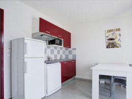 Camping Pas Cher vous présente avec son site Officiel campingpascher.fr, la Résidence Les Demeures De La Massane - Vacancéole classé 3 étoiles, située sur la commune de Argelès-sur-mer dans le département Pyrénées-orientales (Languedoc Roussillon) en France. La résidence Les Demeures De La Massane - Vacancéole, vous présente un hébergement de type studio de 30 m² et télévision. La résidence Les Demeures De La Massane - Vacancéole vous propose du sam. 26 septembre au sam. 03 octobre 2026, en promotion à -29% pour 7 nuits à 255 € au lieu de 361,45 € soit une Économie de 106,45 €. Cette location propose 207 dates différentes pour réserver votre séjour. Découvrez également les 13 autres gammes d'hébergements de la résidence. Les Avis clients pour la Résidence Les Demeures De La Massane - Vacancéole sont excellents avec une note moyenne de 8 sur 10. Piscine extérieure, Animation enfants, Animations familiales, Club enfants, Aire de jeux enfants, Canoë-kayak, Cyclisme, Planche à voile, Plongée, Pétanque, Randonnée, Salle de fitness, Dépôt de pain, Snack/Bar,... En savoir plus : cliquez-ICI.