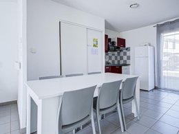 Camping Pas Cher vous présente avec son site Officiel campingpascher.fr, la Résidence Les Demeures De La Massane - Vacancéole classé 3 étoiles, située sur la commune de Argelès-sur-mer dans le département Pyrénées-orientales (Languedoc Roussillon) en France. La résidence Les Demeures De La Massane - Vacancéole, vous présente un hébergement de type studio de 30 m² avec climatisation et télévision. La résidence Les Demeures De La Massane - Vacancéole vous propose du sam. 26 septembre au sam. 03 octobre 2026, en promotion à -29% pour 7 nuits à 306,86 € au lieu de 434,94 € soit une Économie de 128,08 €. Cette location propose 209 dates différentes pour réserver votre séjour. Découvrez également les 13 autres gammes d'hébergements de la résidence. Les Avis clients pour la Résidence Les Demeures De La Massane - Vacancéole sont excellents avec une note moyenne de 8 sur 10. Piscine extérieure, Animation enfants, Animations familiales, Club enfants, Aire de jeux enfants, Canoë-kayak, Cyclisme, Planche à voile, Plongée, Pétanque, Randonnée, Salle de fitness, Dépôt de pain, Snack/Bar,... En savoir plus : cliquez-ICI.