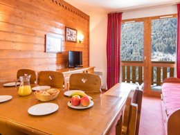 Camping Pas Cher vous présente avec son site Officiel campingpascher.fr, la Résidence La Turra - Vacancéole classé 3 étoiles, située sur la commune de Modane dans le département Savoie (Rhône Alpes) en France. La résidence La Turra - Vacancéole, vous présente un hébergement de type appartement de 43 m² pour 2 personnes et télévision. La résidence La Turra - Vacancéole vous propose du dimanche 23 août au dimanche 30 août 2026, en promotion à -29% pour 7 nuits à 549,95 € au lieu de 779,52 € soit une Économie de 229,57 €. Cette location propose 77 dates différentes pour réserver votre séjour. Découvrez également les 4 autres gammes d'hébergements de la résidence. Les Avis clients pour la Résidence La Turra - Vacancéole sont excellents avec une note moyenne de 9 sur 10. Piscine chauffée, Piscine extérieure, Cyclisme, Pétanque, Randonnée, Restaurant, Épicerie,... En savoir plus : cliquez-ICI.