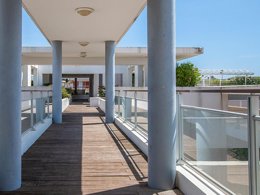 Camping Pas Cher vous présente avec son site Officiel campingpascher.fr, la Résidence Le Crystal - Vacancéole, située sur la commune de Cagnes Sur Mer dans le département Alpes-maritimes (Provence Alpes Côte D'azur) en France. La résidence Le Crystal - Vacancéole, vous présente un hébergement de type studio de 27 m² avec climatisation et télévision. La résidence Le Crystal - Vacancéole vous propose du sam. 03 octobre au sam. 10 octobre 2026, en promotion à -29% pour 7 nuits à 325,55 € au lieu de 461,45 € soit une Économie de 135,90 €. Cette location propose 214 dates différentes pour réserver votre séjour. Découvrez également les 5 autres gammes d'hébergements de la résidence. Les Avis clients pour la Résidence Le Crystal - Vacancéole sont excellents avec une note moyenne de 8 sur 10. Piscine extérieure, Animations familiales, Baby-foot, Ping-pong, Planche à voile, Plongée, Voile, Plats à emporter, Snack/Bar, Épicerie,... En savoir plus : cliquez-ICI.