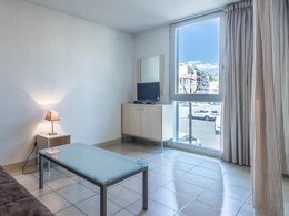 Camping Pas Cher vous présente avec son site Officiel campingpascher.fr, la Résidence Le Crystal - Vacancéole, située sur la commune de Cagnes Sur Mer dans le département Alpes-maritimes (Provence Alpes Côte D'azur) en France. La résidence Le Crystal - Vacancéole, vous présente un hébergement de type appartement de 32 m² avec climatisation et télévision. La résidence Le Crystal - Vacancéole vous propose du sam. 03 octobre au sam. 10 octobre 2026, en promotion à -29% pour 7 nuits à 385,05 € au lieu de 545,78 € soit une Économie de 160,73 €. Cette location propose 170 dates différentes pour réserver votre séjour. Découvrez également les 5 autres gammes d'hébergements de la résidence. Les Avis clients pour la Résidence Le Crystal - Vacancéole sont excellents avec une note moyenne de 8 sur 10. Piscine extérieure, Animations familiales, Baby-foot, Ping-pong, Planche à voile, Plongée, Voile, Plats à emporter, Snack/Bar, Épicerie,... En savoir plus : cliquez-ICI.