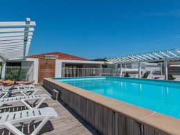 Camping Pas Cher vous présente avec son site Officiel campingpascher.fr, la Résidence Le Crystal - Vacancéole, située sur la commune de Cagnes Sur Mer dans le département Alpes-maritimes (Provence Alpes Côte D'azur) en France. La résidence Le Crystal - Vacancéole, vous présente un hébergement de type appartement de 32 m² avec climatisation et télévision. La résidence Le Crystal - Vacancéole vous propose du sam. 03 octobre au sam. 10 octobre 2026, en promotion à -29% pour 7 nuits à 385,05 € au lieu de 545,78 € soit une Économie de 160,73 €. Cette location propose 170 dates différentes pour réserver votre séjour. Découvrez également les 5 autres gammes d'hébergements de la résidence. Les Avis clients pour la Résidence Le Crystal - Vacancéole sont excellents avec une note moyenne de 8 sur 10. Piscine extérieure, Animations familiales, Baby-foot, Ping-pong, Planche à voile, Plongée, Voile, Plats à emporter, Snack/Bar, Épicerie,... En savoir plus : cliquez-ICI.