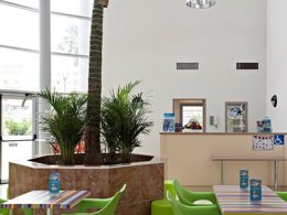 Camping Pas Cher vous présente avec son site Officiel campingpascher.fr, la Résidence Le Crystal - Vacancéole, située sur la commune de Cagnes Sur Mer dans le département Alpes-maritimes (Provence Alpes Côte D'azur) en France. La résidence Le Crystal - Vacancéole, vous présente un hébergement de type appartement de 32 m² avec climatisation et télévision. La résidence Le Crystal - Vacancéole vous propose du sam. 03 octobre au sam. 10 octobre 2026, en promotion à -29% pour 7 nuits à 385,05 € au lieu de 545,78 € soit une Économie de 160,73 €. Cette location propose 262 dates différentes pour réserver votre séjour. Découvrez également les 5 autres gammes d'hébergements de la résidence. Les Avis clients pour la Résidence Le Crystal - Vacancéole sont excellents avec une note moyenne de 8 sur 10. Piscine extérieure, Animations familiales, Baby-foot, Ping-pong, Planche à voile, Plongée, Voile, Plats à emporter, Snack/Bar, Épicerie,... En savoir plus : cliquez-ICI.