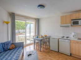 Camping Pas Cher vous présente avec son site Officiel campingpascher.fr, la Résidence Les Jardins De L'Amirauté - Vacancéole classé 2 étoiles, située sur la commune de Les Sables D'olonne dans le département Vendée (Pays De La Loire) en France. La résidence Les Jardins De L'Amirauté - Vacancéole, vous présente un hébergement de type appartement de 29 m² et télévision. La résidence Les Jardins De L'Amirauté - Vacancéole vous propose du sam. 10 octobre au sam. 17 octobre 2026, en promotion à -25% pour 7 nuits à 344,70 € au lieu de 461,45 € soit une Économie de 116,75 €. Cette location propose 111 dates différentes pour réserver votre séjour. Découvrez également les 3 autres gammes d'hébergements de la résidence. Les Avis clients pour la Résidence Les Jardins De L'Amirauté - Vacancéole sont excellents avec une note moyenne de 8 sur 10. Mer, Piscine chauffée, Piscine extérieure, Canoë-kayak, Cyclisme, Paddle, Plongée, Ski nautique, Surf, Voile,... En savoir plus : cliquez-ICI.