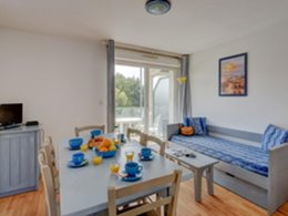 Camping Pas Cher vous présente avec son site Officiel campingpascher.fr, la Résidence Les Jardins De L'Amirauté - Vacancéole classé 2 étoiles, située sur la commune de Les Sables D'olonne dans le département Vendée (Pays De La Loire) en France. La résidence Les Jardins De L'Amirauté - Vacancéole, vous présente un hébergement de type appartement de 40 m² pour 6 personnes et télévision. La résidence Les Jardins De L'Amirauté - Vacancéole vous propose du sam. 10 octobre au sam. 17 octobre 2026, en promotion à -25% pour 7 nuits à 393,30 € au lieu de 526,51 € soit une Économie de 133,21 €. Cette location propose 109 dates différentes pour réserver votre séjour. Découvrez également les 3 autres gammes d'hébergements de la résidence. Les Avis clients pour la Résidence Les Jardins De L'Amirauté - Vacancéole sont excellents avec une note moyenne de 8 sur 10. Mer, Piscine chauffée, Piscine extérieure, Canoë-kayak, Cyclisme, Paddle, Plongée, Ski nautique, Surf, Voile,... En savoir plus : cliquez-ICI.